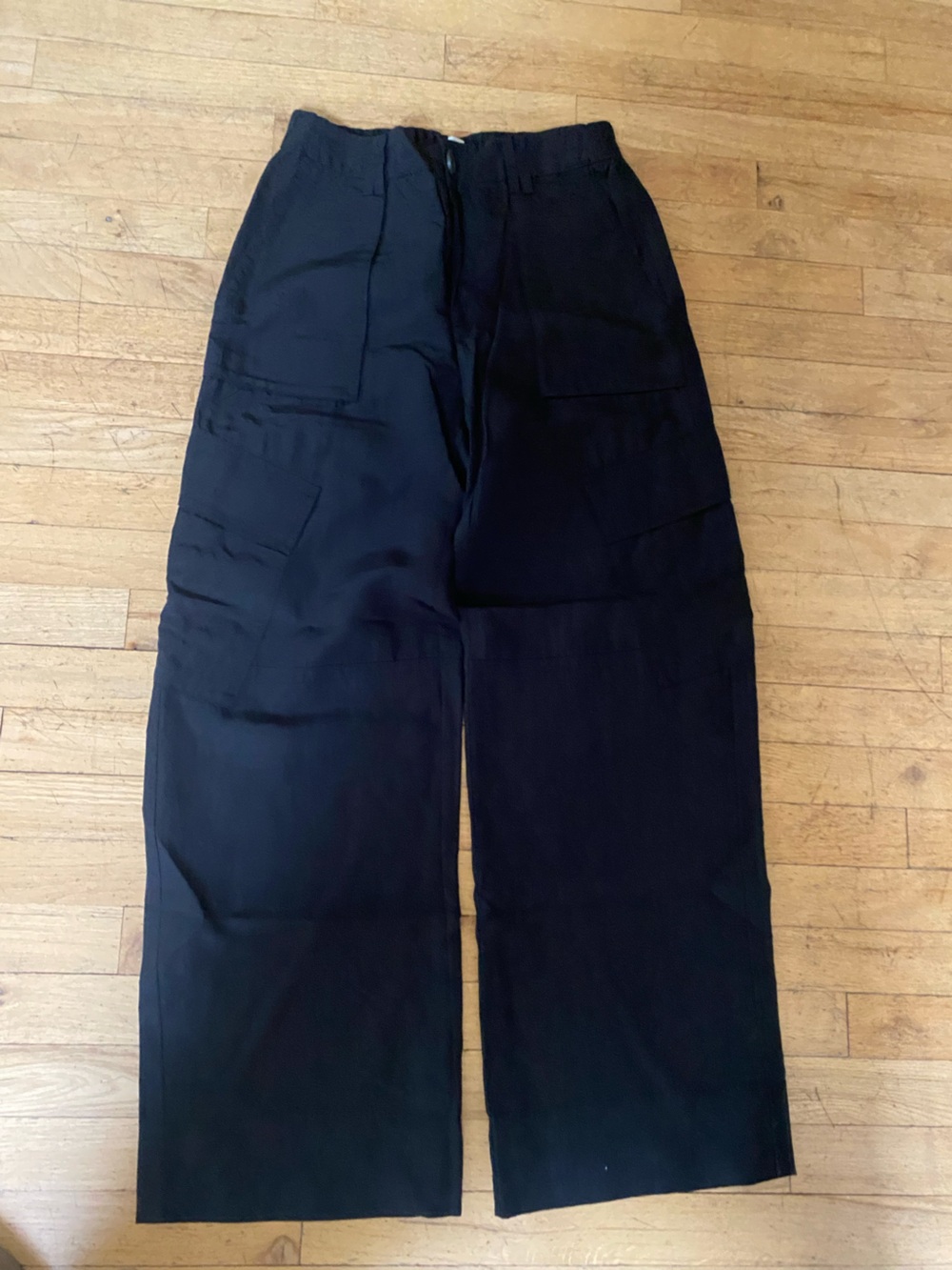 Vince  black cargo pants. Size 6.